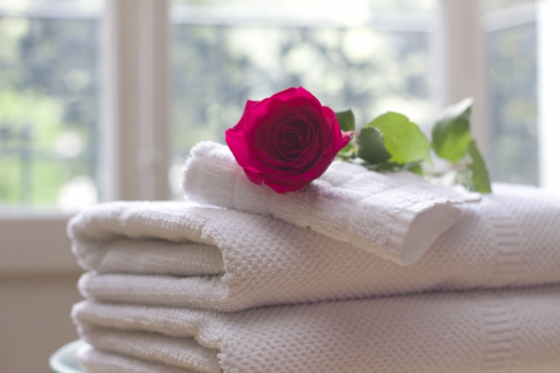 hotel-GAREOULT-min_towel_rose_clean_care_salon_spa_white_bath-731641